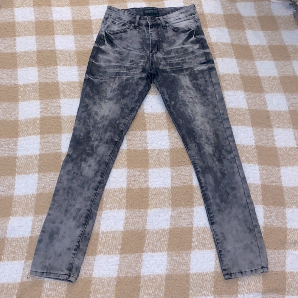 Color is a distressed mixed look with light grey, dark grey mixed together